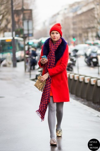 С чем носить красную шапку женщине в прохладную погоду в деловом стиле: Такое лаконичное и функциональное сочетание базовых вещей, как красное пальто с меховым воротником и красная шапка, придется по вкусу модницам, которые любят проводить дни активно. В паре с светло-коричневыми кожаными лоферами с украшением такой ансамбль выглядит особенно удачно.