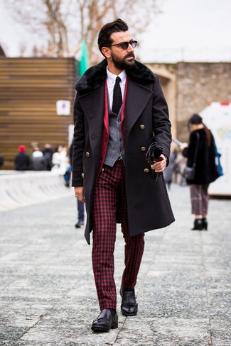 С чем носить красную куртку в 30 лет мужчине зима в деловом стиле: Красная куртка в сочетании с красными классическими брюками в мелкую клетку поможет создать незабываемый мужской образ. В сочетании с черными кожаными монками с двумя ремешками такой образ выглядит особенно выигрышно. Этот лук станет хорошим выбором, если за окном лютый холод.