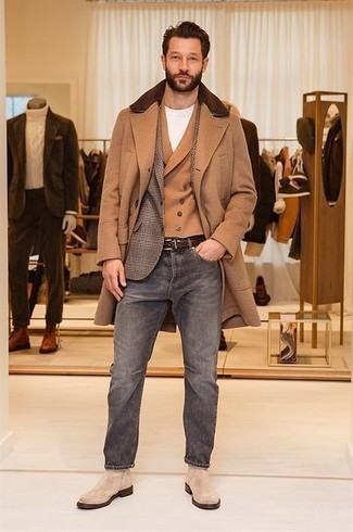 Модный лук: светло-коричневое пальто с меховым воротником, коричневый шерстяной пиджак в шотландскую клетку, светло-коричневый жилет, белая футболка с круглым вырезом