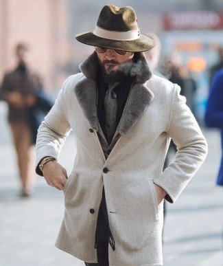 С чем носить горчичный браслет мужчине в деловом стиле: Бежевое пальто с меховым воротником и горчичный браслет — замечательная формула для создания модного и незамысловатого ансамбля.