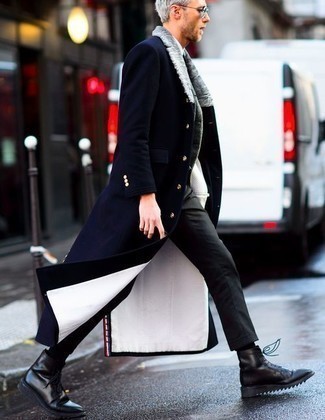 Какие повседневные ботинки носить с серым пиджаком мужчине в стиле смарт-кэжуал: Сочетание серого пиджака и темно-серых брюк чинос позволит составить стильный, и в то же время мужественный образ. В этот образ очень легко интегрировать повседневные ботинки.