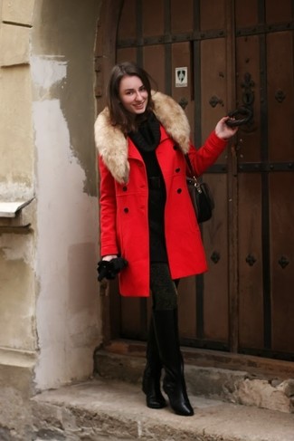 С чем носить темно-коричневые колготки в 30 лет в холод в стиле смарт-кэжуал: Красное пальто с меховым воротником и темно-коричневые колготки — хороший выбор для женщин, которые всегда в движении. Теперь почему бы не привнести в повседневный лук толику изысканности с помощью черных кожаных сапог?