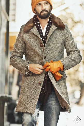 С чем носить желтую шапку мужчине: Если ты делаешь ставку на комфорт и функциональность, коричневое пальто с меховым воротником и желтая шапка — хороший вариант для модного повседневного мужского образа.