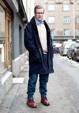С чем носить темно-синее пальто с меховым воротником в 30 лет мужчине зима в стиле смарт-кэжуал: Если не знаешь, что надеть на свидание вечером, темно-синее пальто с меховым воротником и синие джинсы — отличный вариант. В качестве обуви здесь просятся темно-красные кожаные повседневные ботинки. Такой образ придется по душе теплолюбивым джентльменам.