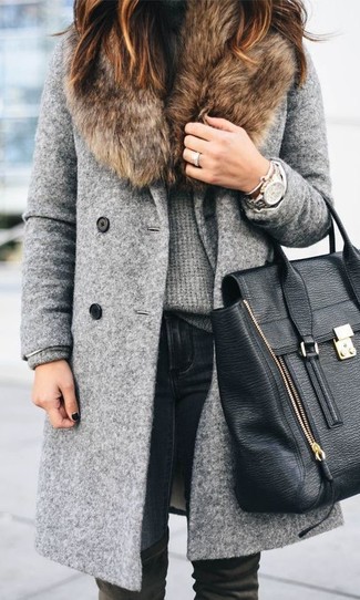 С чем носить джинсы в 20 лет женщине в прохладную погоду: Серое пальто с меховым воротником и джинсы — идеальный наряд для прогулки с подругами или похода по магазинам. Идеально здесь будут смотреться черные кожаные ботфорты.