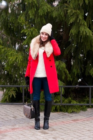 Как носить синие джинсы с черными кожаными сапогами зима: Несмотря на свою простоту, сочетание красного пальто с меховым воротником и синих джинсов продолжает покорять сердца многих женщин. Весьма выигрышно здесь смотрятся черные кожаные сапоги. В зимний период нам хочется одеваться не только тепло и комфортно, но еще и стильно. Подобный образ обязательно в этом поможет.