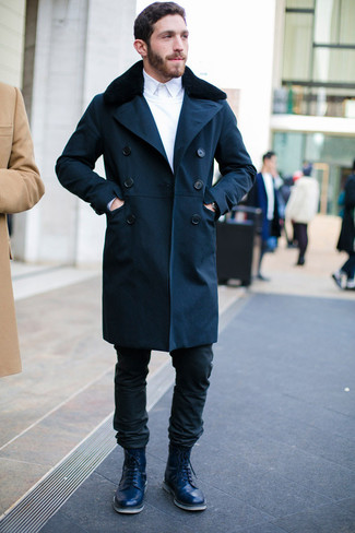 С чем носить темно-синее пальто с меховым воротником в 30 лет мужчине зима в стиле смарт-кэжуал: Дуэт темно-синего пальто с меховым воротником и черных джинсов поможет выглядеть стильно, а также подчеркнуть твою индивидуальность. В этот лук не составит труда интегрировать пару темно-синих кожаных повседневных ботинок. В студеную зимнюю пору большое значение имеют тепло и уют. Этот лук обеспечивает и то, и другое без компромиссов для моды.