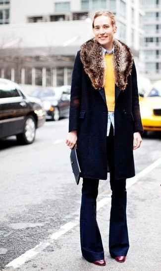 С чем носить желтый свитер в 30 лет женщине в прохладную погоду: Желтый свитер и темно-синие широкие брюки будет классным вариантом для непринужденного образа на каждый день. Вместе с этим образом прекрасно смотрятся темно-красные кожаные туфли.