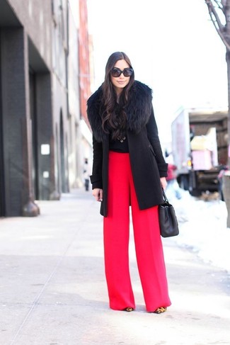 С чем носить красные широкие брюки осень в деловом стиле: Черное пальто с меховым воротником и красные широкие брюки — хороший пример изящного стиля. Светло-коричневые замшевые туфли с леопардовым принтом — прекрасный вариант, чтобы дополнить ансамбль. Этот наряд чудесно подойдет для осенней погоды.