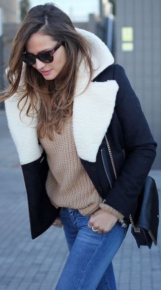 С чем носить свободный свитер в прохладную погоду: Такое простое и комфортное сочетание базовых вещей, как свободный свитер и синие джинсы скинни, придется по душе дамам, которые любят проводить дни активно.