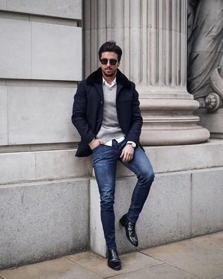 Как носить зауженные джинсы с рубашкой с длинным рукавом мужчине зима: Если ты ценишь удобство и функциональность, обрати внимание на это тандем рубашки с длинным рукавом и зауженных джинсов. Сбалансировать ансамбль и добавить в него чуточку классики помогут черные кожаные ботинки челси. Если ты часто мерзнешь в студеную зимнюю пору, приглядись к этому ансамблю.