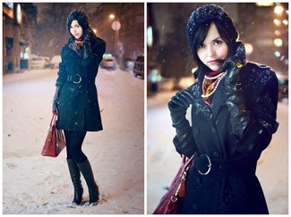 С чем носить шапку женщине в прохладную погоду: Сочетание черного пальто и шапки - очень практично, и поэтому идеально для создания интересного повседневного стиля. Любишь экспериментировать? Заверши лук черными кожаными сапогами.