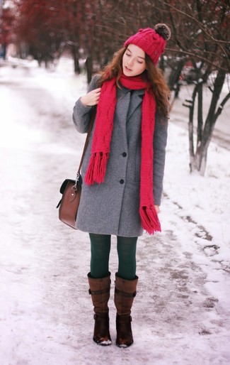 С чем носить темно-красную шапку женщине зима в стиле смарт-кэжуал: Сочетание серого пальто и темно-красной шапки - очень практично, и поэтому отлично подходит для создания необычного повседневного стиля. Опасаешься выглядеть несолидно? Дополни этот наряд темно-коричневыми кожаными сапогами. Этот наряд будет хорошим выбором, если на улице страшный холод.