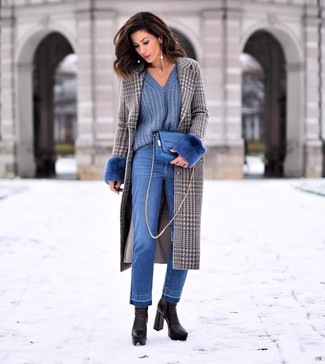 С чем носить синие джинсы женщине: Серое пальто с узором "гусиные лапки" и синие джинсы — хороший выбор, если ты хочешь создать расслабленный, но в то же время стильный лук. Пара черных кожаных ботильонов поможет сделать образ цельным.