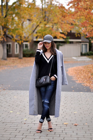 Как носить свитер с v-образным вырезом с пальто в 30 лет женщине в прохладную погоду в стиле кэжуал: Пальто и свитер с v-образным вырезом прочно закрепились в гардеробе многих барышень, помогая создавать неповторимые и удобные ансамбли. Что же до обуви, черные кожаные босоножки на каблуке — самый выигрышный вариант.