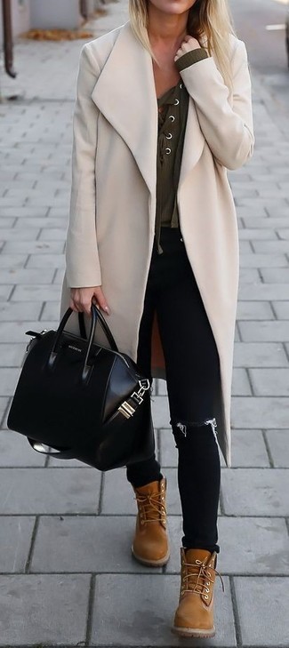 С чем носить светло-коричневые ботинки на шнуровке женщине в прохладную погоду в стиле кэжуал: Бежевое пальто в паре с черными рваными джинсами скинни — превосходная идея для воплощения ансамбля в стиле business casual. Любишь смелые сочетания? Можешь завершить свой образ светло-коричневыми ботинками на шнуровке .
