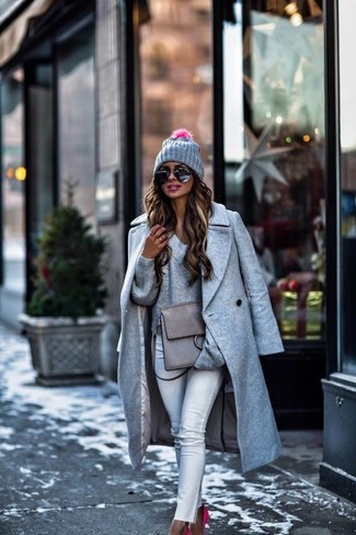 С чем носить серую шапку в 20 лет женщине: Такое лаконичное и удобное сочетание вещей, как серое пальто и серая шапка, придется по вкусу модницам, которые любят проводить дни активно. В тандеме с этим луком идеально выглядят ярко-розовые замшевые туфли.
