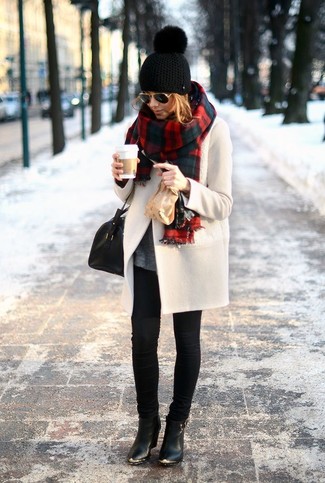 Как носить светло-коричневое пальто с черными джинсами женщине зима: Сочетание светло-коричневого пальто и черных джинсов ориентировано на современную девчонку, ведущую активный образ жизни. В этот лук очень просто интегрировать черные кожаные ботильоны. В зимний период больше всего хочется укутаться во что-то теплое и комфортное, и этот ансамбль чудесно подходит именно для таких целей.