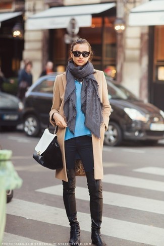 Модный лук: светло-коричневое пальто, синий свитер с v-образным вырезом, черные джинсы скинни, черные кожаные ботфорты