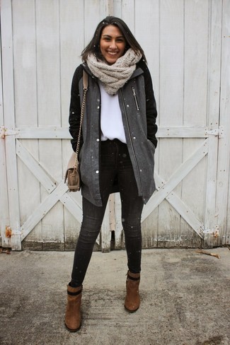 Модный лук: темно-серое пальто, белый свитер с v-образным вырезом, темно-серые джинсы скинни, коричневые замшевые ботильоны