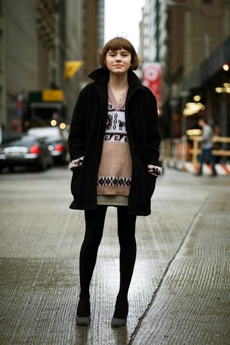 Модный лук: черное пальто, коричневый свитер с v-образным вырезом с жаккардовым узором, оливковая мини-юбка, темно-серые замшевые туфли