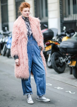 С чем носить серые кеды в 20 лет женщине в холод в стиле кэжуал: Комбо из розового пушистого пальто и синих джинсовых комбинезона — замечательный вариант для воплощения образа в стиле элегантной повседневности. Такой наряд легко адаптировать к повседневным реалиям, если надеть в паре с ним серые кеды.