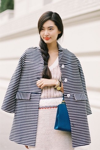 С чем носить бежевую юбку в прохладную погоду: Темно-сине-белое пальто в горизонтальную полоску и бежевая юбка — великолепный выбор для офисного образа на каждый день.