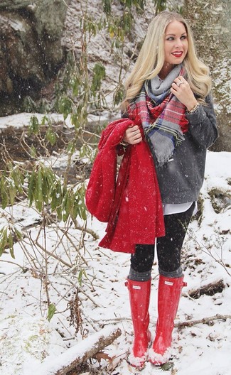 Какие блузы на пуговицах носить с темно-красным пальто в прохладную погоду в стиле кэжуал: Темно-красное пальто и блуза на пуговицах — неотъемлемые вещи в гардеробе женщин с хорошим чувством стиля. Чтобы добавить в образ чуточку игривости , на ноги можно надеть красные резиновые сапоги.