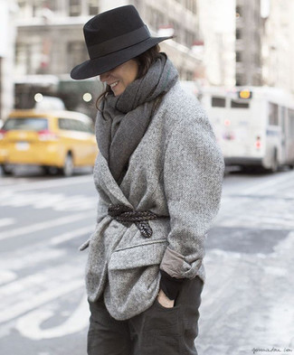 С чем носить темно-серые брюки женщине в холод в стиле кэжуал: Серое пальто с узором "в ёлочку" и темно-серые брюки — неотъемлемые вещи в арсенале современной девушки.