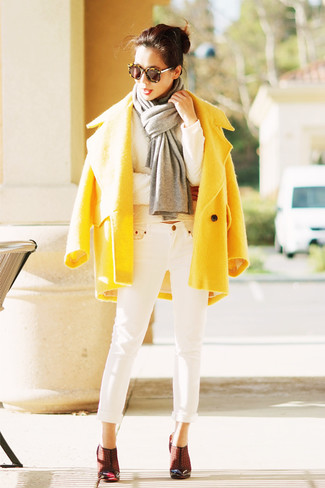 Как носить желтое пальто с белыми джинсами женщине в прохладную погоду в стиле смарт-кэжуал: Лук из желтого пальто и белых джинсов позволит выглядеть по моде, а также выразить твою индивидуальность. Пара темно-красных кожаных туфель свяжет лук воедино.