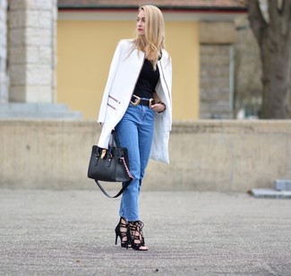 С чем носить синие джинсы женщине: Если ты из той когорты женщин, которые любят выглядеть по моде, тебе понравится тандем белого пальто и синих джинсов. Пара черных замшевых босоножек на каблуке свяжет образ воедино.