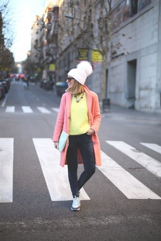 С чем носить темно-серые джинсы в 30 лет женщине в прохладную погоду: Розовое пальто в паре с темно-серыми джинсами поможет подчеркнуть твой уникальный стиль. Такой лук легко приспособить к повседневным нуждам, если надеть в тандеме с ним белые низкие кеды.