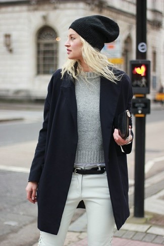 Какие джинсы носить с серым свитером с круглым вырезом в 30 лет женщине в прохладную погоду: Тандем серого свитера с круглым вырезом и джинсов поможет создать нескучный лук в расслабленном стиле.