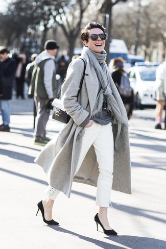 Модный лук: серое пальто, темно-серый свитер с круглым вырезом, белые джинсы, черные замшевые туфли