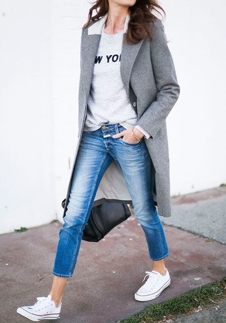 С чем носить кеды женщине в холод: Лук из серого пальто и синих джинсов поможет воплотить в твоем ансамбле современный городской стиль. Закончив образ кедами, можно привнести в него немного динамичности.