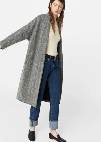 Модный лук: серое пальто с узором "в ёлочку", бежевый свитер с круглым вырезом, темно-синие джинсы, черные кожаные лоферы