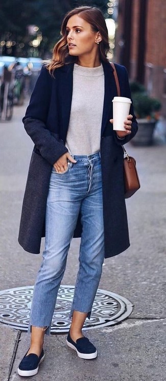 Какие джинсы носить с темно-синим пальто женщине осень: Лук из темно-синего пальто и джинсов позволит реализовать в твоем образе современный городской стиль. Этот лук чудесно дополнят темно-синие слипоны. Нам нравится такой образ для межсезонного периода, когда погода станет менее благоприятной.