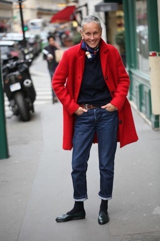 С чем носить красную верхнюю одежду за 60 лет женщине: Красная верхняя одежда в паре с темно-синими джинсами подчеркнет твою индивидуальность. Любишь эксперименты? Дополни образ черными кожаными лоферами с кисточками.