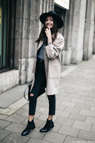 Как носить джинсы с ботинками челси женщине в прохладную погоду: Дуэт серого пальто и джинсов — превосходный пример современного городского стиля. Подбирая обувь, можно немного поэкспериментировать и дополнить ансамбль ботинками челси.