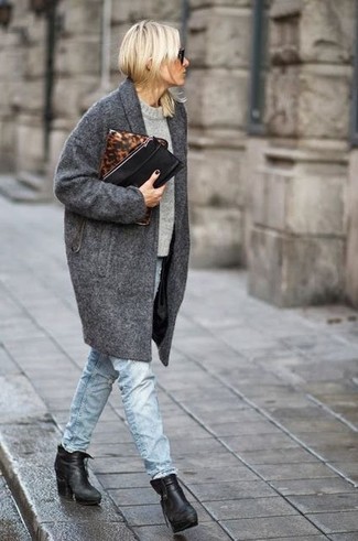 Какие джинсы носить с серым свитером с круглым вырезом женщине в прохладную погоду в стиле смарт-кэжуал: Комбо из серого свитера с круглым вырезом и джинсов — прекрасная идея для создания образа в стиле smart casual. Очень подходяще здесь выглядят черные кожаные ботильоны.