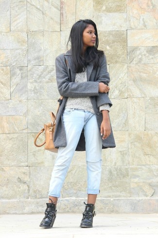 Какие джинсы-бойфренды носить с серым пальто в 20 лет в холод: Сочетание серого пальто и джинсов-бойфрендов - самый простой из возможных образов для активного выходного дня. И почему бы не привнести в повседневный лук толику шика с помощью черных кожаных ботильонов на шнуровке?