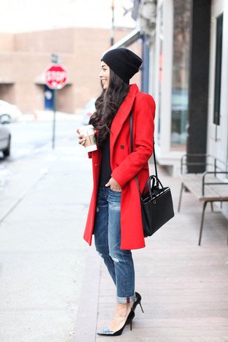 С чем носить черную шапку женщине осень в стиле кэжуал: Красное пальто и черная шапка — выбор дам, которые никогда не могут усидеть на месте. В паре с этим образом наиболее удачно выглядят черные кожаные туфли. Разумеется, подобное сочетание одежды будет хорошим решением в погожий осенний денек.