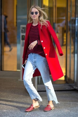 С чем носить красные кожаные лоферы в 20 лет женщине в холод: Красное пальто и голубые джинсы-бойфренды надежно обосновались в гардеробе многих дам, помогая создавать потрясающие и удобные образы. Такой образ обретает новое прочтение в тандеме с красными кожаными лоферами.