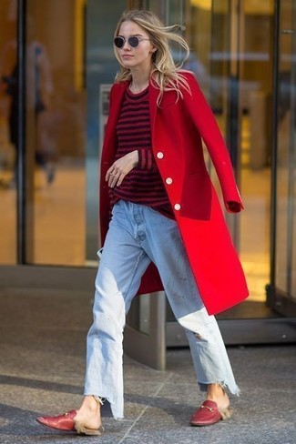 Какие свитера с круглым вырезом носить с красным пальто в 30 лет женщине в холод в стиле смарт-кэжуал: Подружки однозначно оценят твой стиль, когда увидят тебя в красном пальто и свитере с круглым вырезом. Любительницы экспериментов могут завершить образ красными кожаными лоферами, тем самым добавив в него немного утонченности.