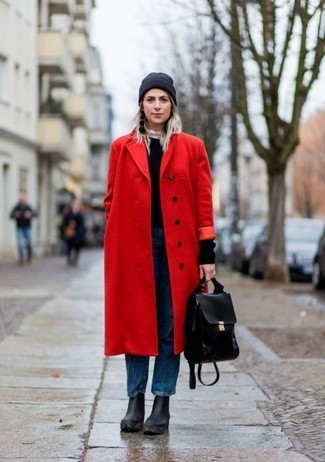 С чем носить черные серьги в прохладную погоду: Если ты ценишь удобство и функциональность, красное пальто и черные серьги — замечательный вариант для привлекательного повседневного образа. В паре с этим нарядом чудесно выглядят черные кожаные массивные ботильоны.