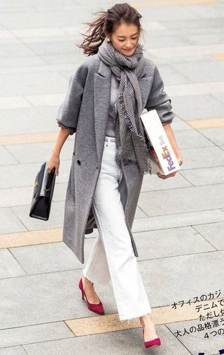 С чем носить белые джинсы в 20 лет женщине в холод: Дуэт серого пальто и белых джинсов позволит выглядеть аккуратно, но при этом выразить твой индивидуальный стиль. В сочетании с этим луком великолепно смотрятся красные замшевые туфли.