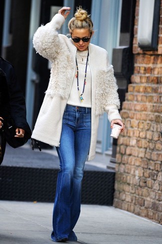 С чем носить белое флисовое пальто женщине лето: Белое флисовое пальто отлично сочетается с синими джинсами-клеш. В сочетании с этим образом стильно будут смотреться черные замшевые ботильоны. Хорошо помнить о таком ансамбле, особенно если на улице больше 25 градусов тепла.