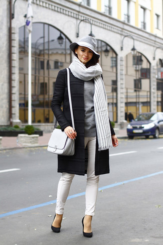 С чем носить серый свитер с круглым вырезом женщине в холод: Тандем серого свитера с круглым вырезом и белых джинсов скинни позволит создать незаезженный наряд в непринужденном стиле. В тандеме с этим нарядом гармонично выглядят черные замшевые туфли.