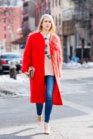 Какие свитера с круглым вырезом носить с красным пальто в 30 лет женщине в теплую погоду в стиле смарт-кэжуал: Если ты приписываешь себя к той немногочисленной группе барышень, способных неплохо разбираться в модных тенденциях, тебе подойдет сочетание красного пальто и свитера с круглым вырезом. Весьма органично здесь смотрятся бежевые кожаные туфли.