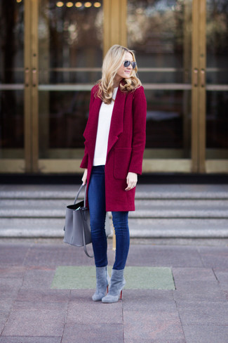 С чем носить темно-красное пальто женщине в прохладную погоду: Темно-красное пальто и синие джинсы скинни прочно обосновались в гардеробе многих модниц, позволяя создавать неповторимые и функциональные ансамбли. Если говорить об обуви, серые замшевые ботильоны станут классным выбором.